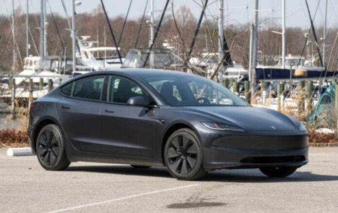 Tesla почала продавати комплект для повернення класичних поворотників у Model 3