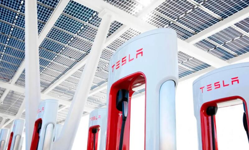 Tesla зміцнила лідерство у США, встановивши понад 34 тисячі зарядних станцій