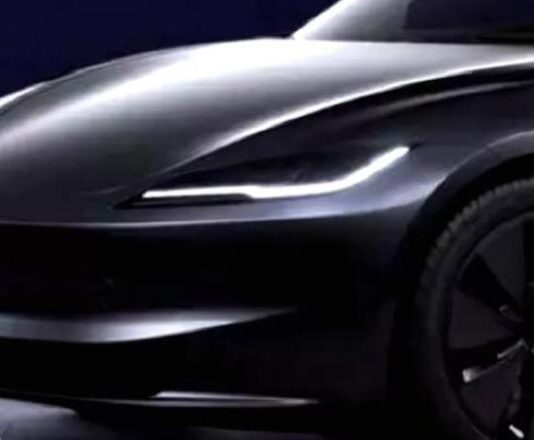 Tesla знову встановлює класичні поворотники в Model 3