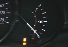 Чому небезпечно їздити з порожнім баком: наслідки для автомобіля
