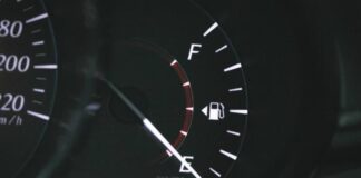 Чому небезпечно їздити з порожнім баком: наслідки для автомобіля