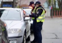 Чи має право водій вимагати посвідчення у поліцейського під час зупинки