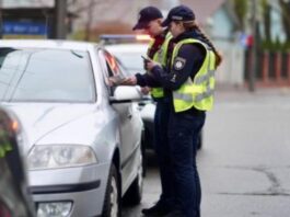 Чи має право водій вимагати посвідчення у поліцейського під час зупинки