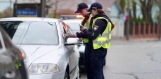 Чи має право водій вимагати посвідчення у поліцейського під час зупинки