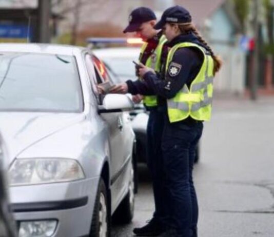 Чи має право водій вимагати посвідчення у поліцейського під час зупинки Чи має право водій вимагати посвідчення у поліцейського під час зупинки