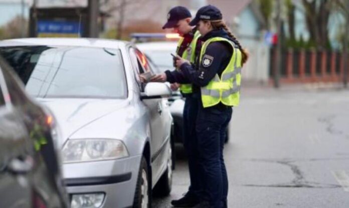 Чи має право водій вимагати посвідчення у поліцейського під час зупинки