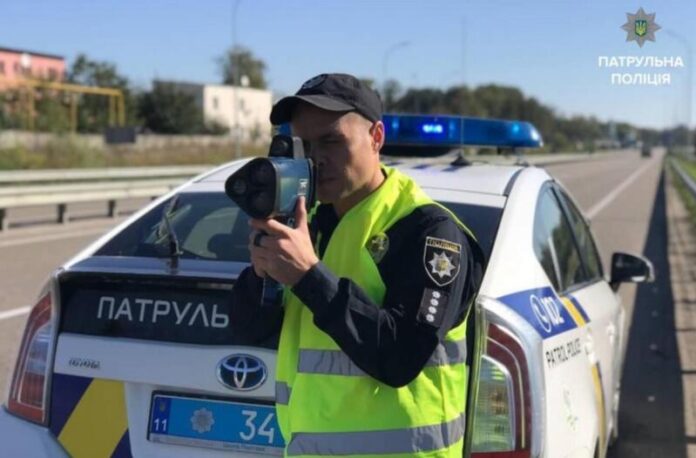 Суд визнав вимірювання швидкості TruCAM «з рук» незаконним