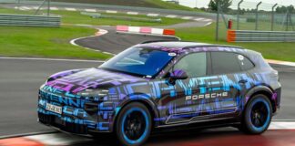 Porsche показала футуристичний салон електричного Cayenne