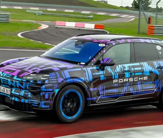 Porsche показала футуристичний салон електричного Cayenne
