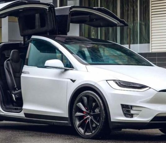 Власник Tesla Model X перевірив, скільки ще можна проїхати після 0% заряду
