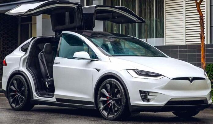 Власник Tesla Model X перевірив, скільки ще можна проїхати після 0% заряду