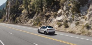 Tesla представила спрощені Model Y та Model 3 Standard (ФОТО)
