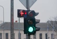 Нові світлофори з червоним хрестом: пояснюємо, що означає цей сигнал Нові світлофори з червоним хрестом: пояснюємо, що означає цей сигнал
