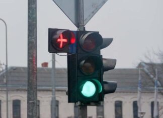 Нові світлофори з червоним хрестом: пояснюємо, що означає цей сигнал