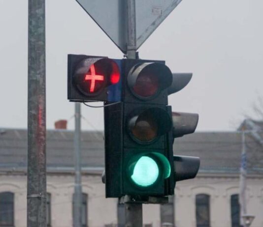 Нові світлофори з червоним хрестом: пояснюємо, що означає цей сигнал Нові світлофори з червоним хрестом: пояснюємо, що означає цей сигнал