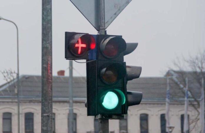 Нові світлофори з червоним хрестом: пояснюємо, що означає цей сигнал