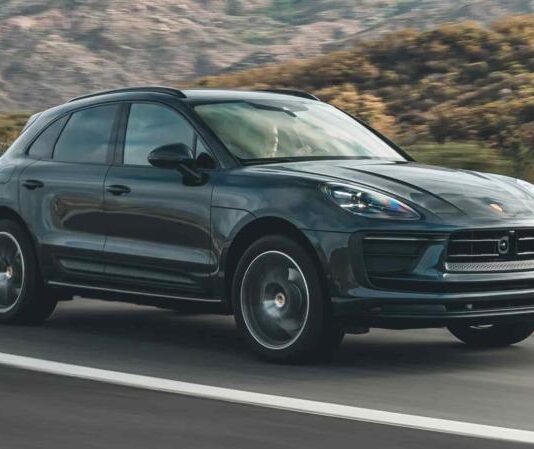 Журнал Consumer Reports щороку публікує рейтинги автомобільних брендів, оцінюючи їх за різними критеріями, серед яких надійність посідає ключове місце. Для складання цих списків використовують масштабні опитування власників, які детально описують усі несправності, що трапилися з їхніми авто протягом року, та вказують рівень їхньої серйозності. Німеччина має потужну автомобільну спадщину, а її машини високо цінують у всьому світі. Водночас не всі бренди однаково витривалі, тож рейтинг CR дозволяє зрозуміти, кому з них довіряти найбільше. Найвищу позицію серед німецьких марок отримав BMW. У категорії прогнозованої надійності автомобілі цього бренду отримали оцінку "Добре", а нові моделі стали помітно надійнішими, ніж у попередні роки. Власники рідко стикаються з серйозними технічними збоями, хоча у разі поломки ремонт коштує дуже дорого, про що свідчить 23 місце у рейтингу витрат на обслуговування. Porsche також отримав оцінку "Добре" за надійність, хоча за вартістю ремонту перебуває ще нижче - на 27 позиції. Власники зазначають, що сучасні моделі бренду зазвичай не створюють суттєвих проблем у використанні. Audi у новому рейтингу Consumer Reports навіть випередив BMW за надійністю, але показав слабші результати щодо довговічності техніки. За витратами на ремонт марка розташувалася між конкурентами, посівши 25 місце, що робить її середньою за вартістю обслуговування серед трійки лідерів.