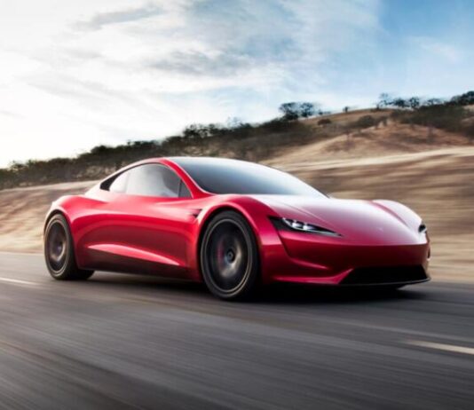 Ілон Маск анонсував «літаючий» Tesla Roadster 2026
