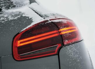 Червоні поворотники в Україні: що каже закон і який штраф передбачено Червоні поворотники в Україні: що каже закон і який штраф передбачено