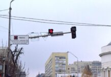 В Україні тестують новий червоний сигнал світлофора для безпечних лівих поворотів