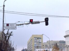 В Україні тестують новий червоний сигнал світлофора для безпечних лівих поворотів