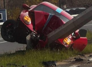 У Києві розбили розкішний Porsche 911 GTS (ФОТО)