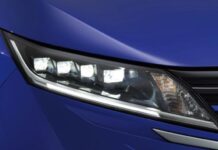 Nissan відкликає понад 700 автомобілів через проблему з фарами