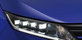 Nissan відкликає понад 700 автомобілів через проблему з фарами