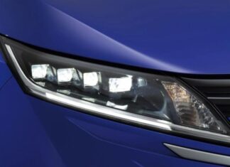 Nissan відкликає понад 700 автомобілів через проблему з фарами