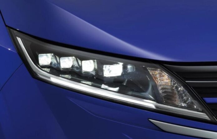 Nissan відкликає понад 700 автомобілів через проблему з фарами