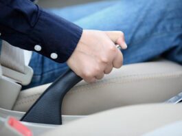 Чому взимку не варто одразу ставити автомобіль на ручник