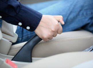 Чому взимку не варто одразу ставити автомобіль на ручник Чому взимку не варто одразу ставити автомобіль на ручник