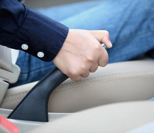 Чому взимку не варто одразу ставити автомобіль на ручник