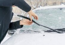 Чому не варто залишати двірники піднятими на ніч взимку Чому не варто залишати двірники піднятими на ніч взимку