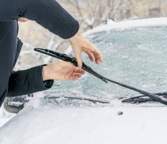 Чому не варто залишати двірники піднятими на ніч взимку Чому не варто залишати двірники піднятими на ніч взимку