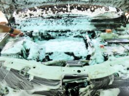 Як безпечно мити двигун: поради для збереження електроніки