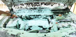 Як безпечно мити двигун: поради для збереження електроніки