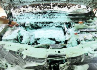 Як безпечно мити двигун: поради для збереження електроніки