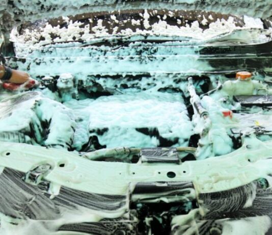 Як безпечно мити двигун: поради для збереження електроніки Як безпечно мити двигун: поради для збереження електроніки