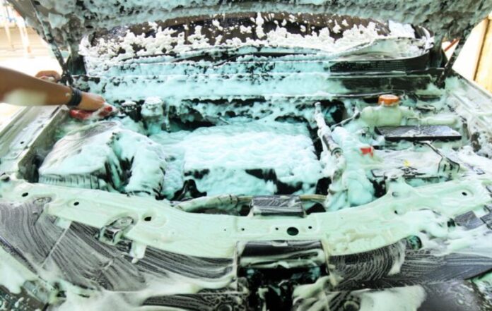 Як безпечно мити двигун: поради для збереження електроніки