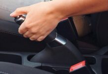 Чи можна використовувати ручне гальмо під час руху