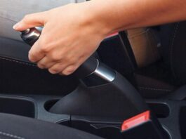 Чи можна використовувати ручне гальмо під час руху