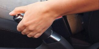 Чи можна використовувати ручне гальмо під час руху