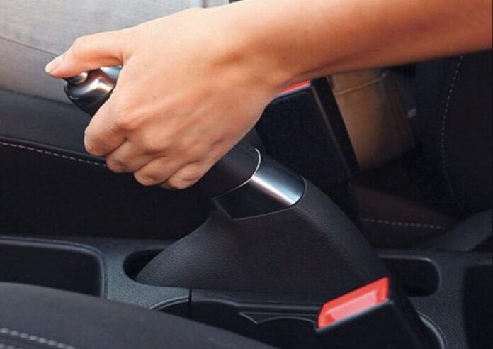 Чи можна використовувати ручне гальмо під час руху