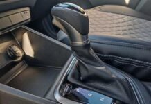 Експерти пояснили, як авто реагує на включення задньої передачі на ходу Експерти пояснили, як авто реагує на включення задньої передачі на ходу