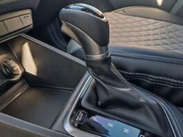 Експерти пояснили, як авто реагує на включення задньої передачі на ходу Експерти пояснили, як авто реагує на включення задньої передачі на ходу