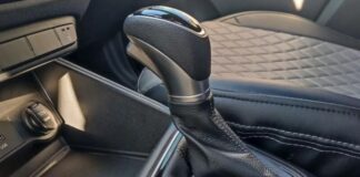 Експерти пояснили, як авто реагує на включення задньої передачі на ходу