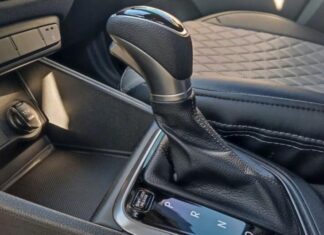 Експерти пояснили, як авто реагує на включення задньої передачі на ходу Експерти пояснили, як авто реагує на включення задньої передачі на ходу