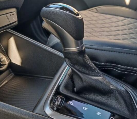 Експерти пояснили, як авто реагує на включення задньої передачі на ходу Експерти пояснили, як авто реагує на включення задньої передачі на ходу