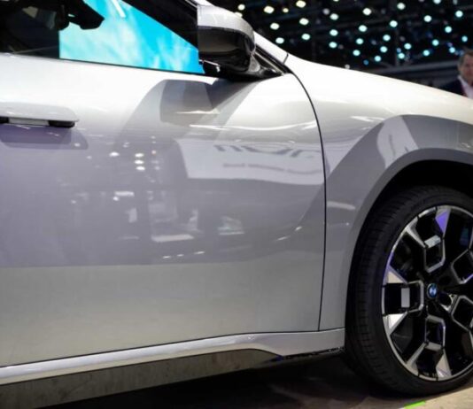 Новий BMW iX3 2026 показали з 22-дюймовими M-колесами
